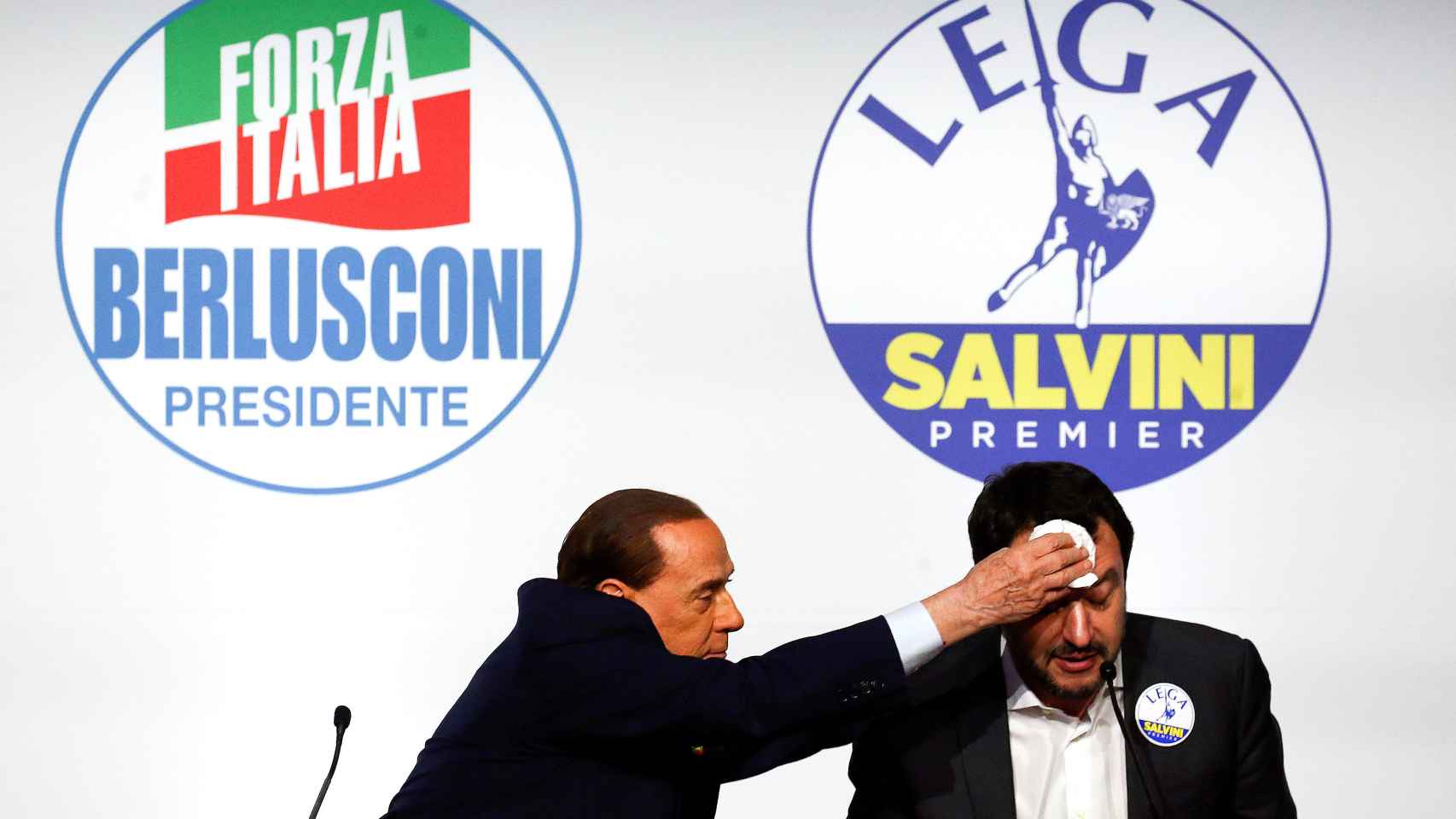 Berlusconi le seca el sudor de la frente a Matteo Salvini.