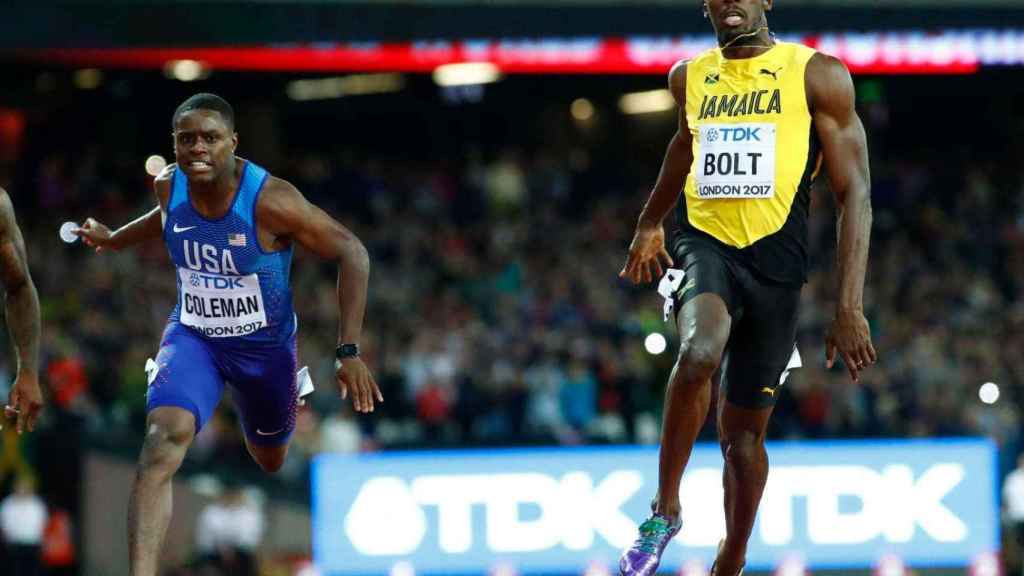 Christian Coleman y Usain Bolt en la final de los 100 metros del Mundial 2017.
