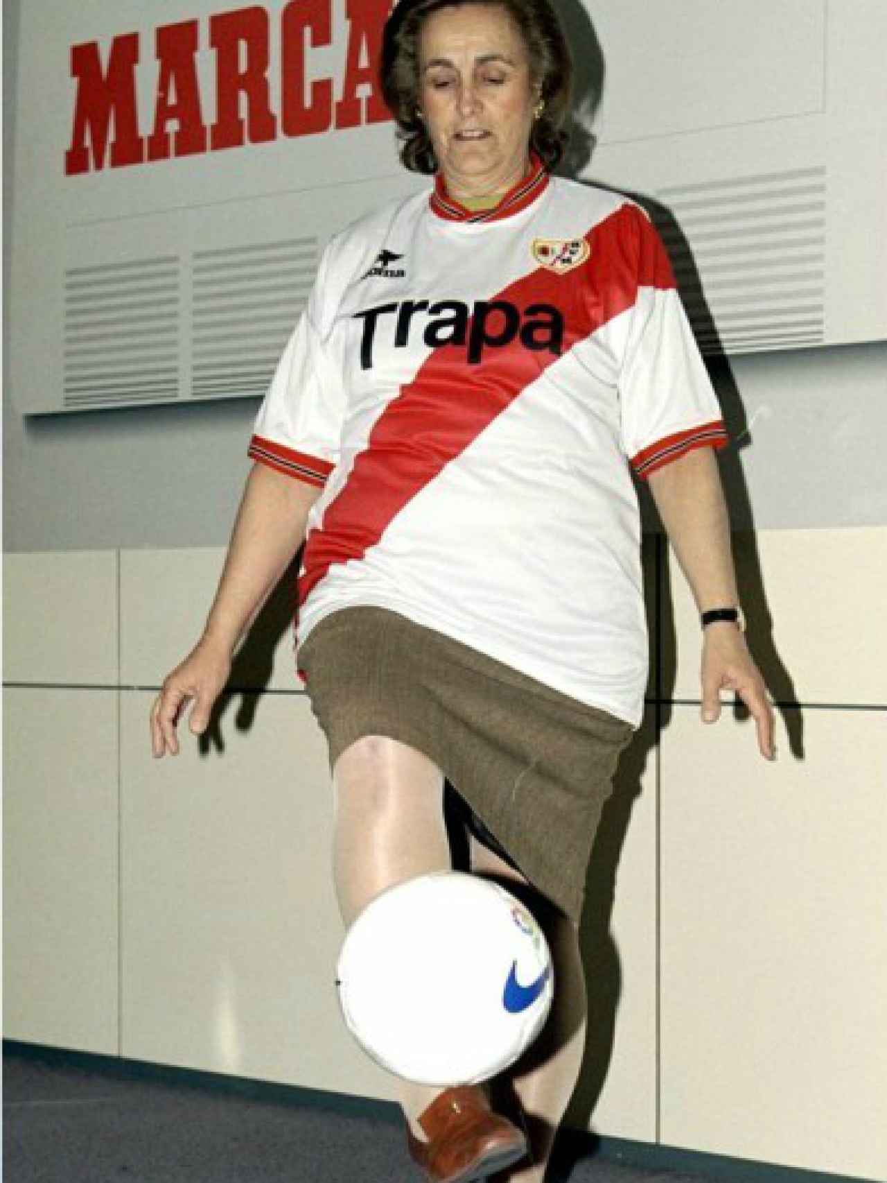 Teresa Rivero con la camiseta del Rayo Vallecano.