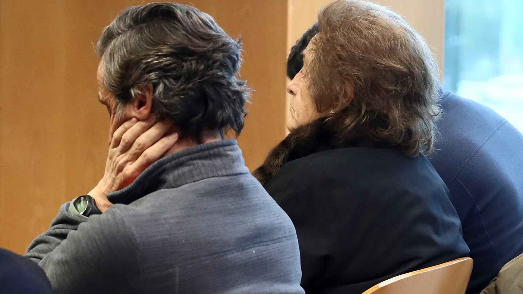 Teresa Rivero, en el centro, en el banquillo de los acusados junto a sus dos hijos.