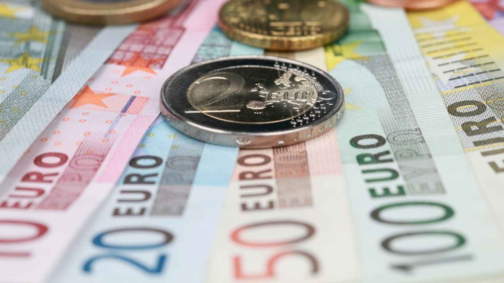 Billetes y monedas de euro de distinta denominación.
