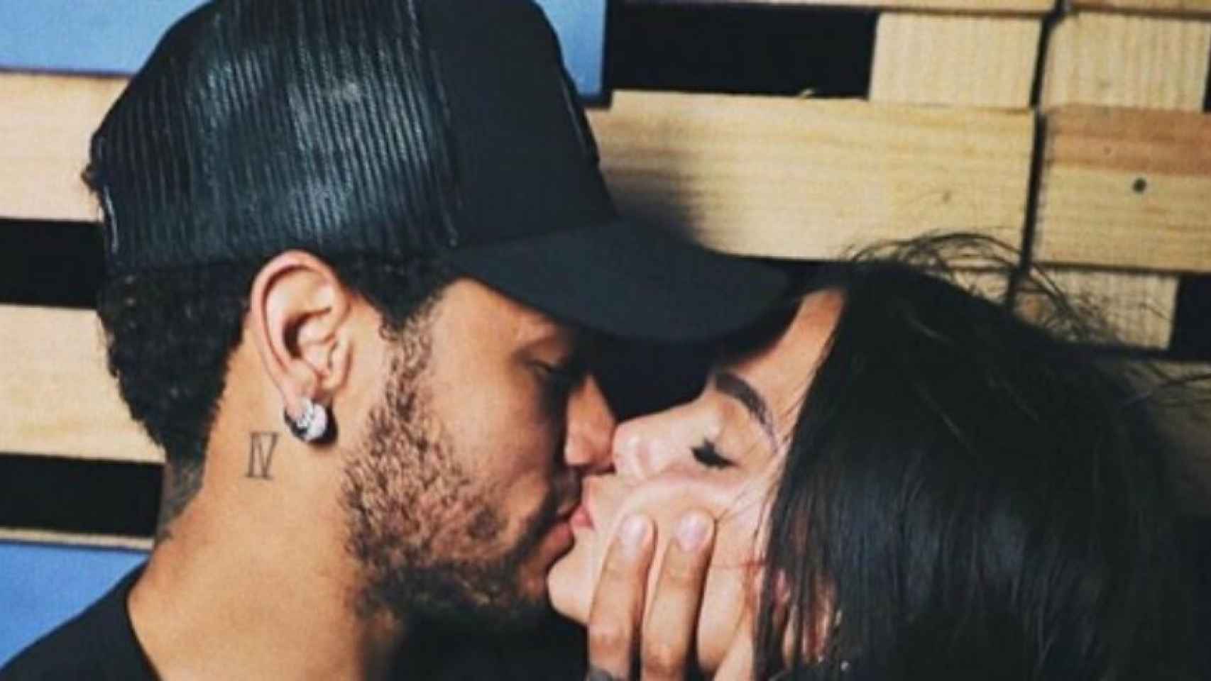 Neymar y Bruna Marquezine besándose. Foto: Instagram (@brumar4ever_)