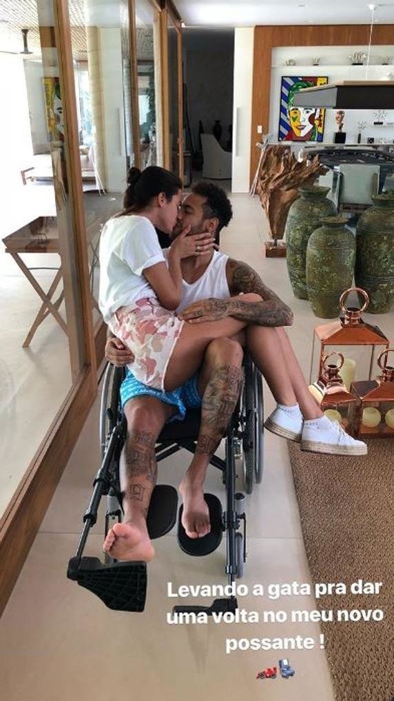 Neymar se relaja en Brasil antes de su operación con su novia, Bruna Marquezine