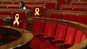 Marta Rovira, número dos de ERC, en el Parlament entre lazos amarillos recordando a los ausentes.
