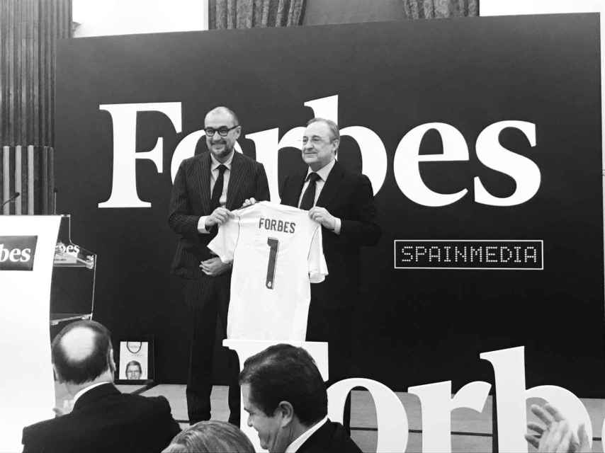 Florentino Pérez posa con la camiseta personalizada que le entregó Andres Rodríguez.