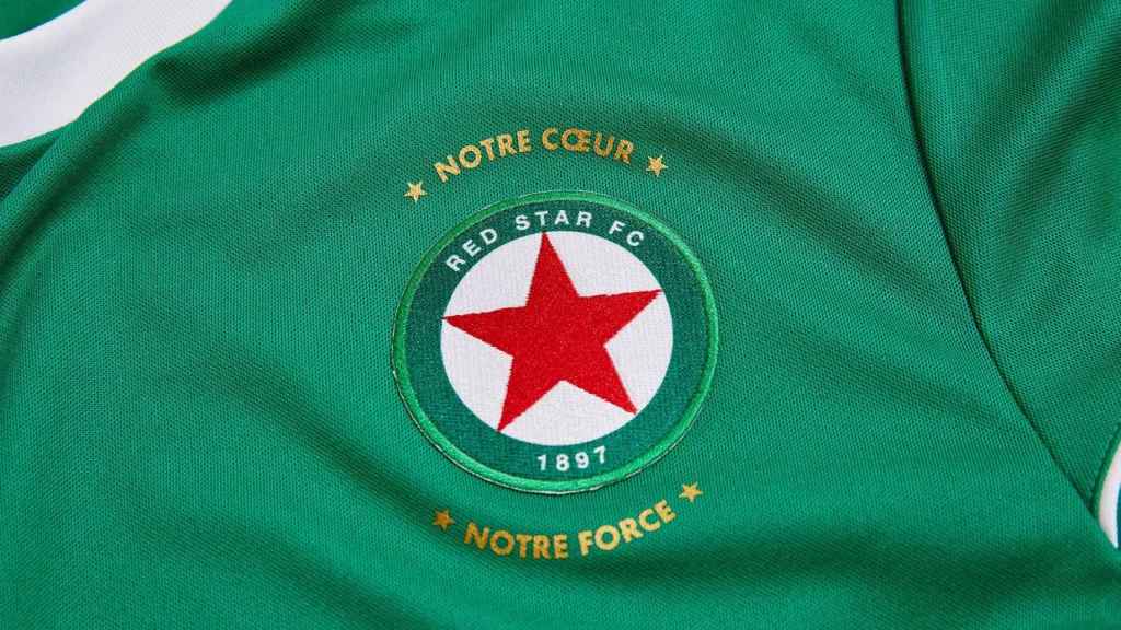 La camiseta, con el escudo, del equipo Red Star de París.
