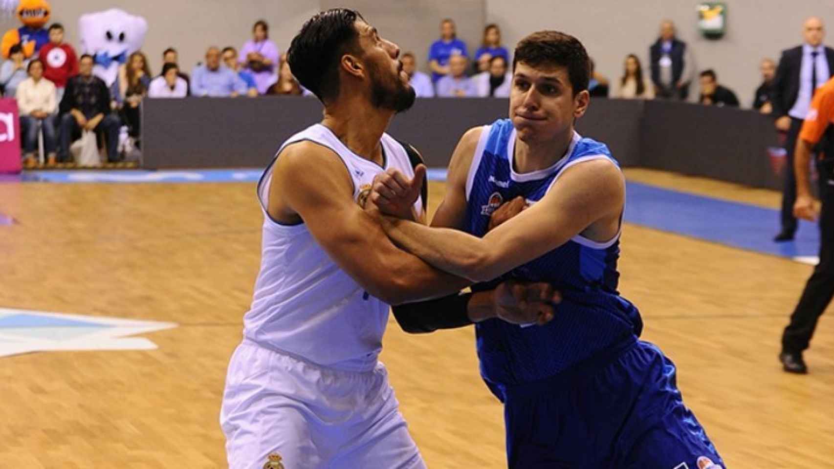 Ayón contra un jugador del San Pablo Burgos. Foto: sanpabloburgos.com