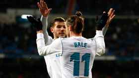 Gareth Bale celebrando un gol con Theo Hernández Foto: Pedro Rodríguez/El Bernabéu
