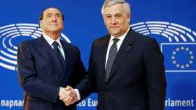 Berlusconi, junto a Tajani en el Parlamento Europeo, en 2017.