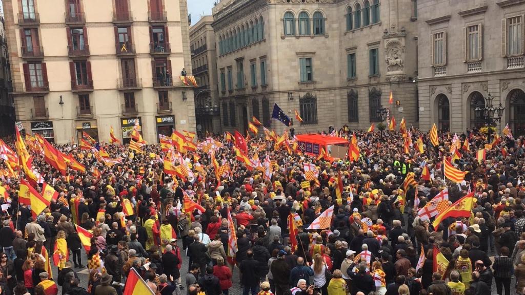 La plaza Sant Jaume, llena de manifestantes por Tabarnia.