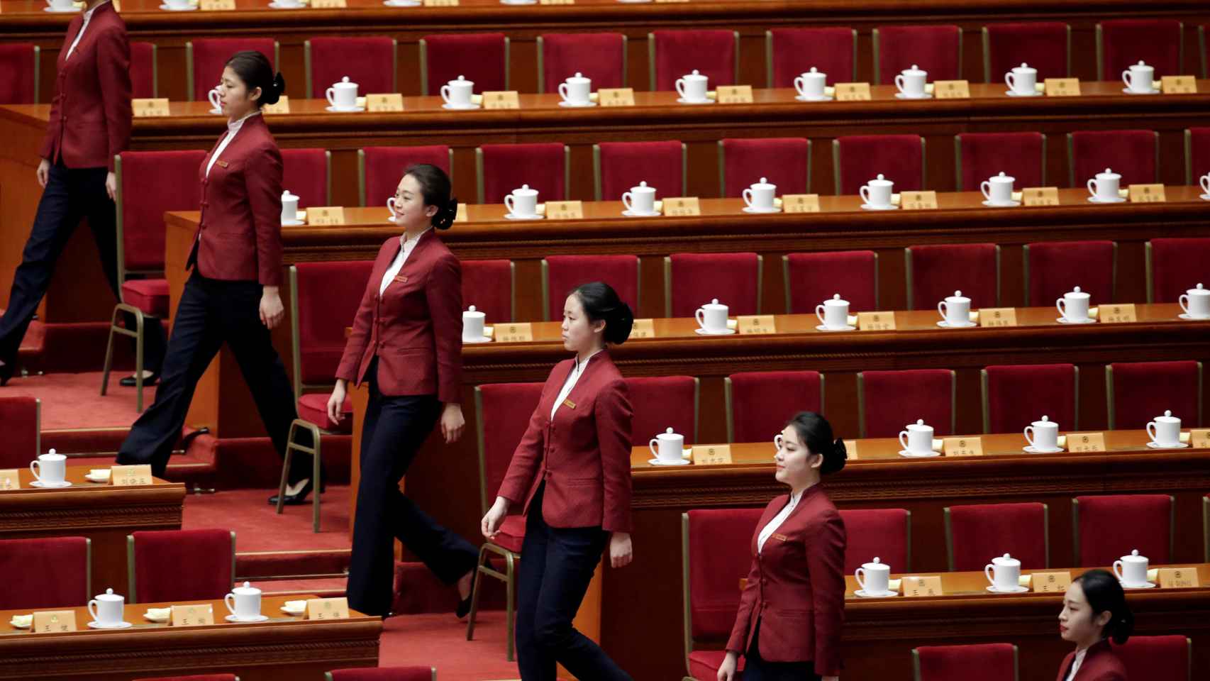 Azafatas en el pleno del Palacio del Pueblo de Beijing.
