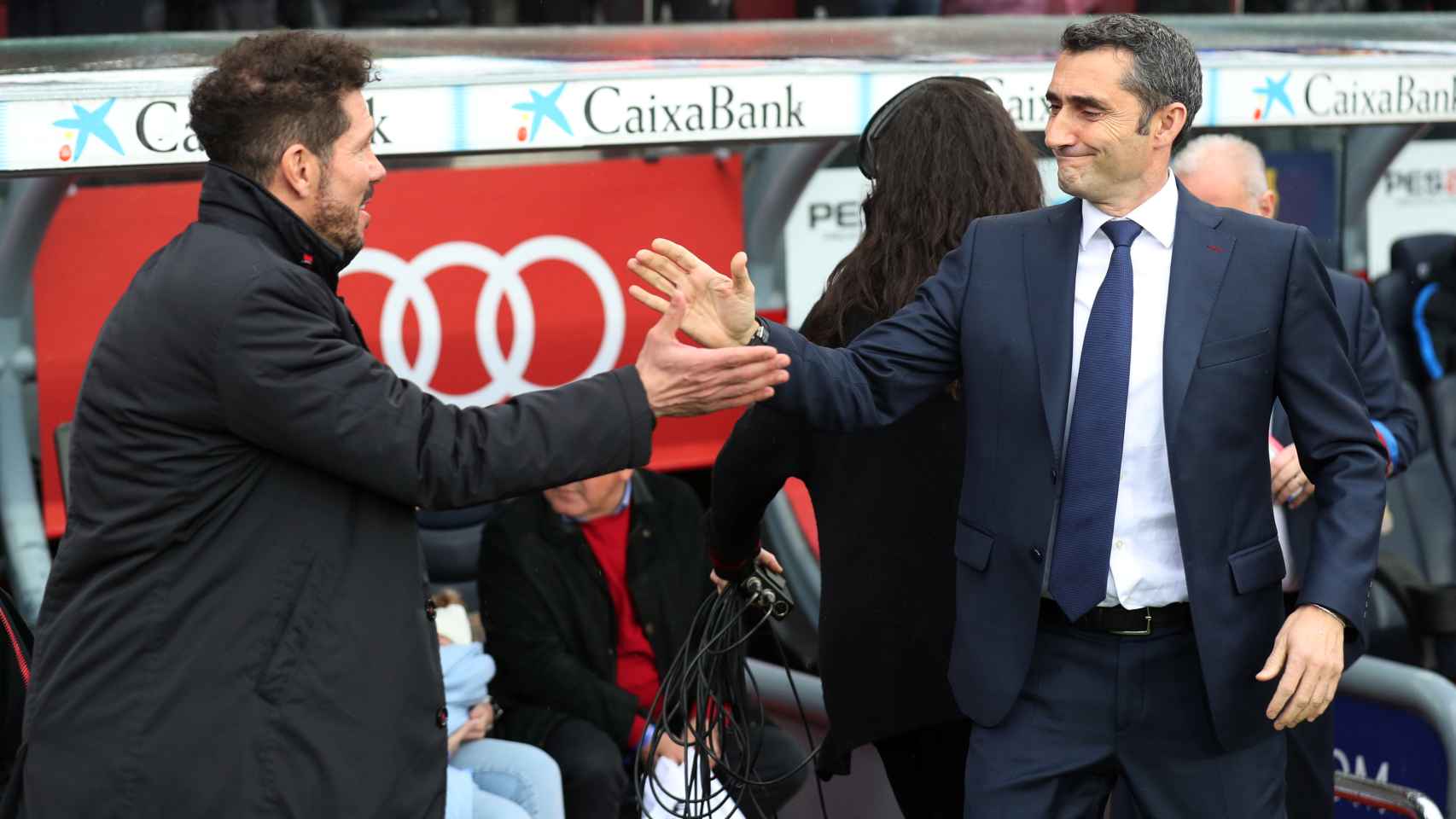 El saludo entre Simeone y Valverde.