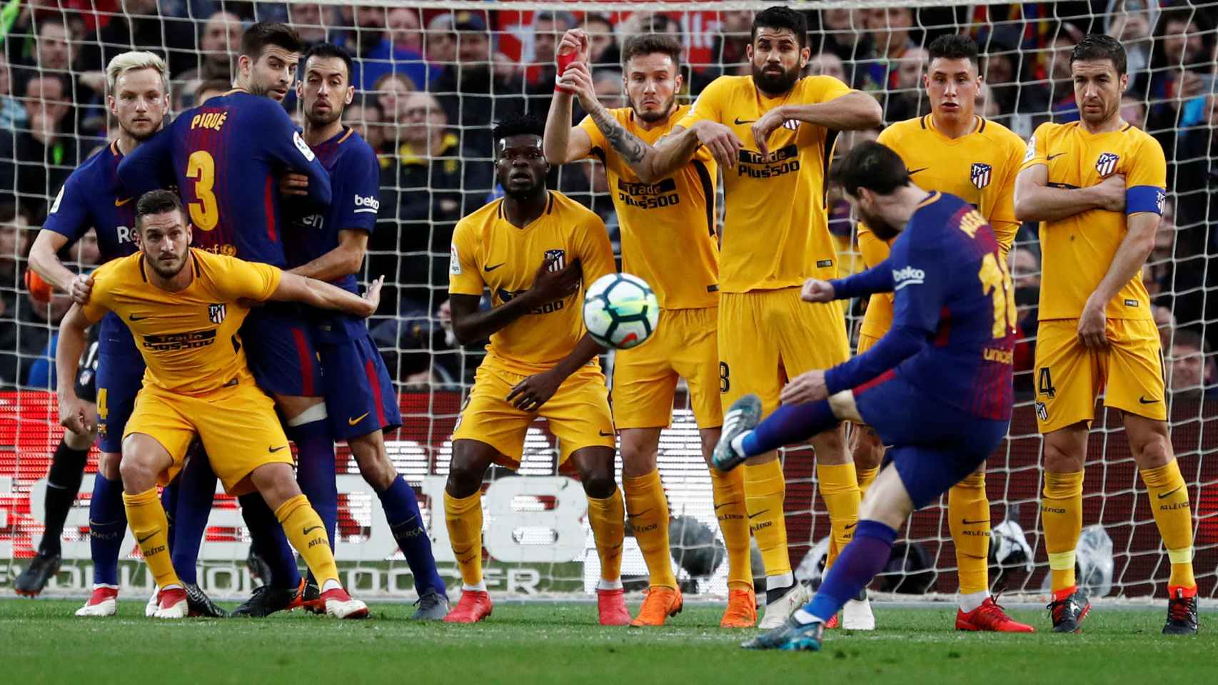 El momento en el que lanza Messi la falta.