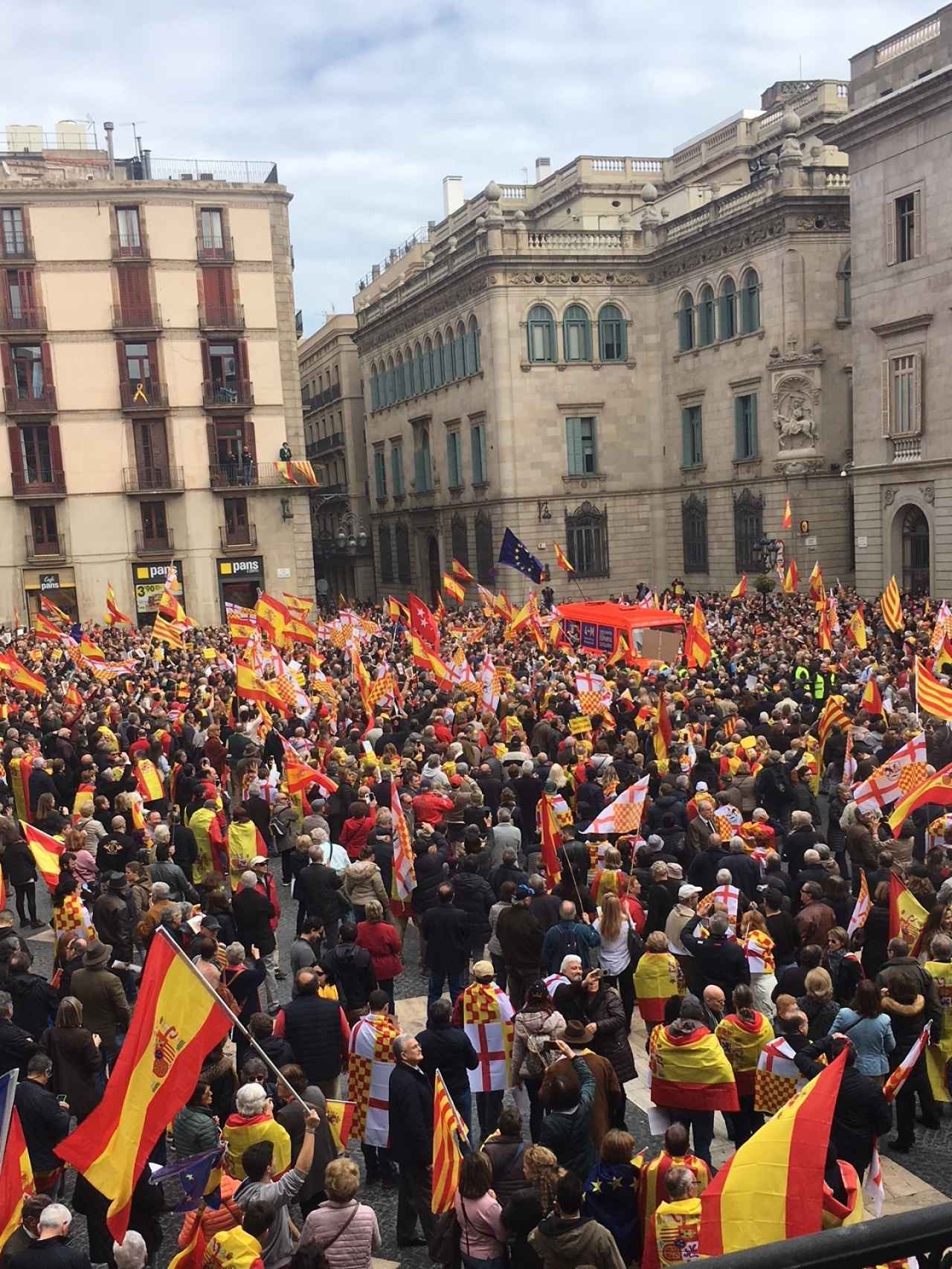 La plaza Sant Jaume, llena de manifestantes por Tabarnia.