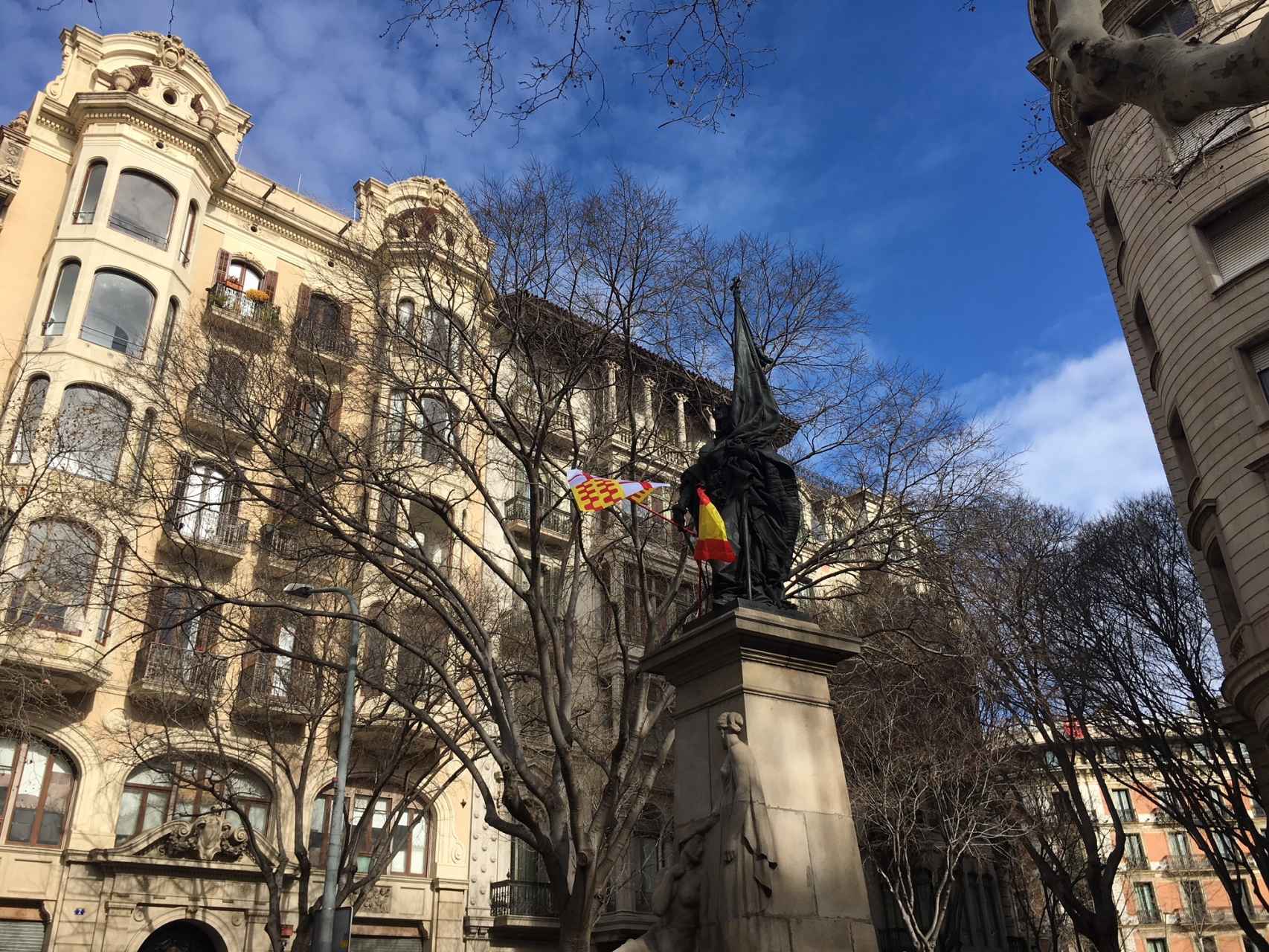 El monumento a Rafael Casanova, con las banderas española y de Tabarnia.