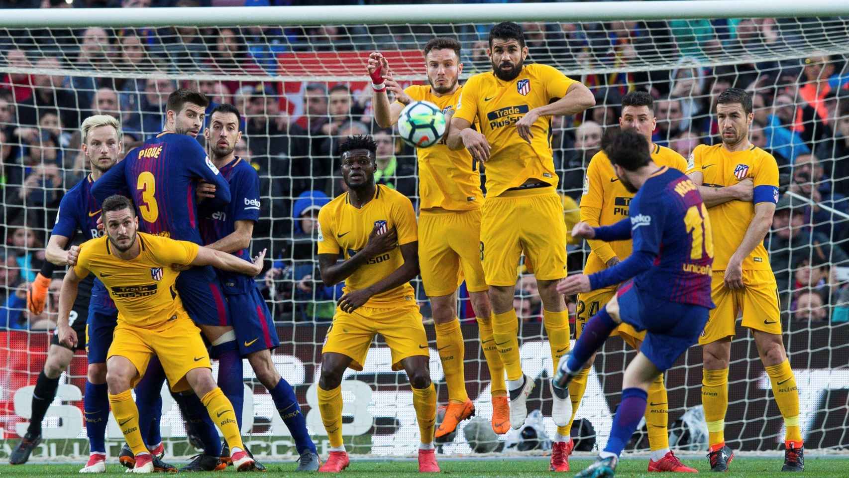 El momento en el que Messi lanza la falta que acabó en gol.
