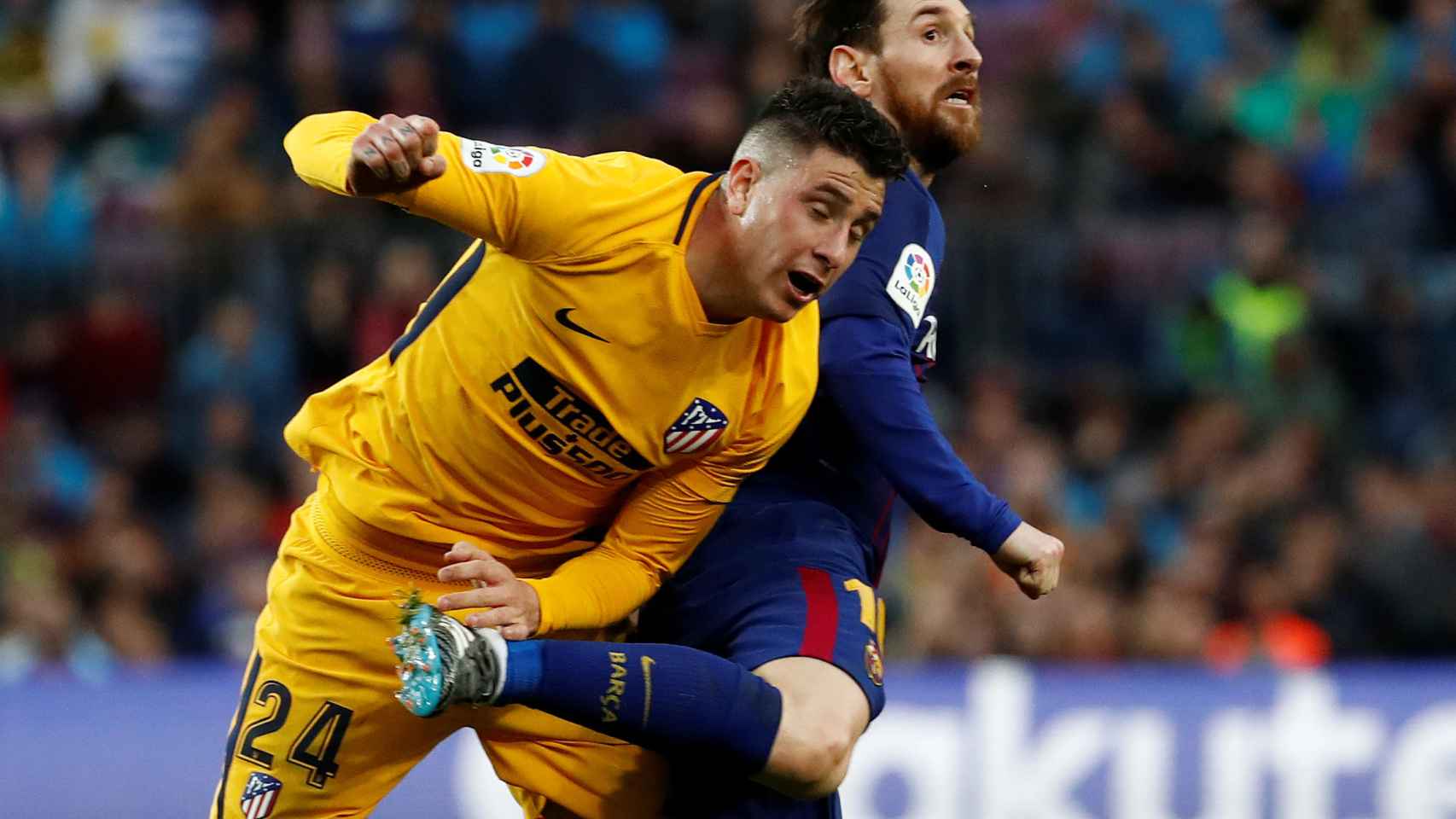 Messi, ante Giménez, en el Barcelona - Atlético de Madrid.