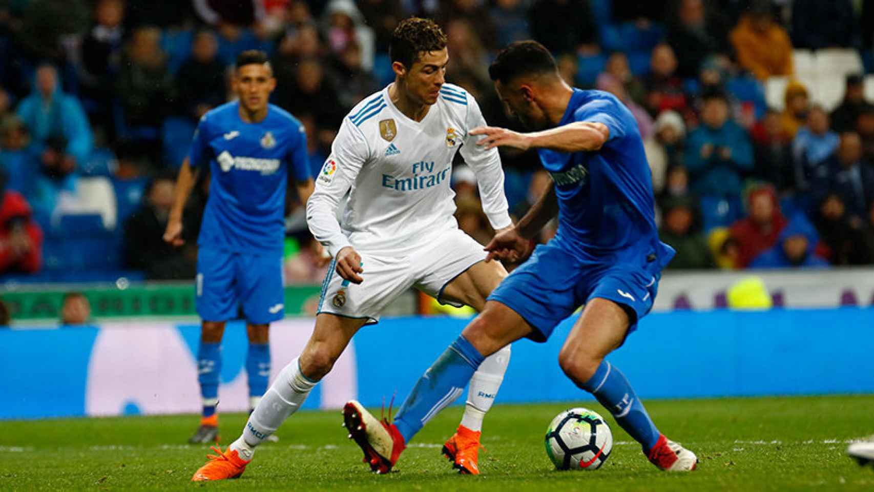 Cristiano Ronaldo encarando a un rival Foto: Pedro Rodríguez/El Bernabéu