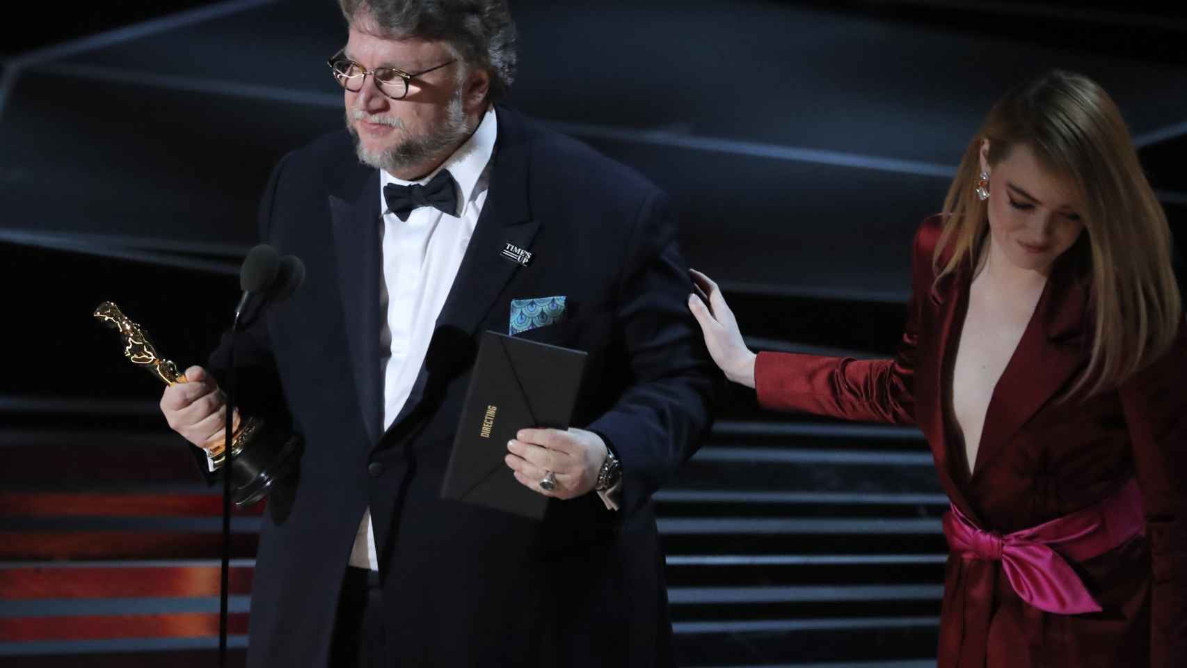 Guillermo del Toro con la estatuilla