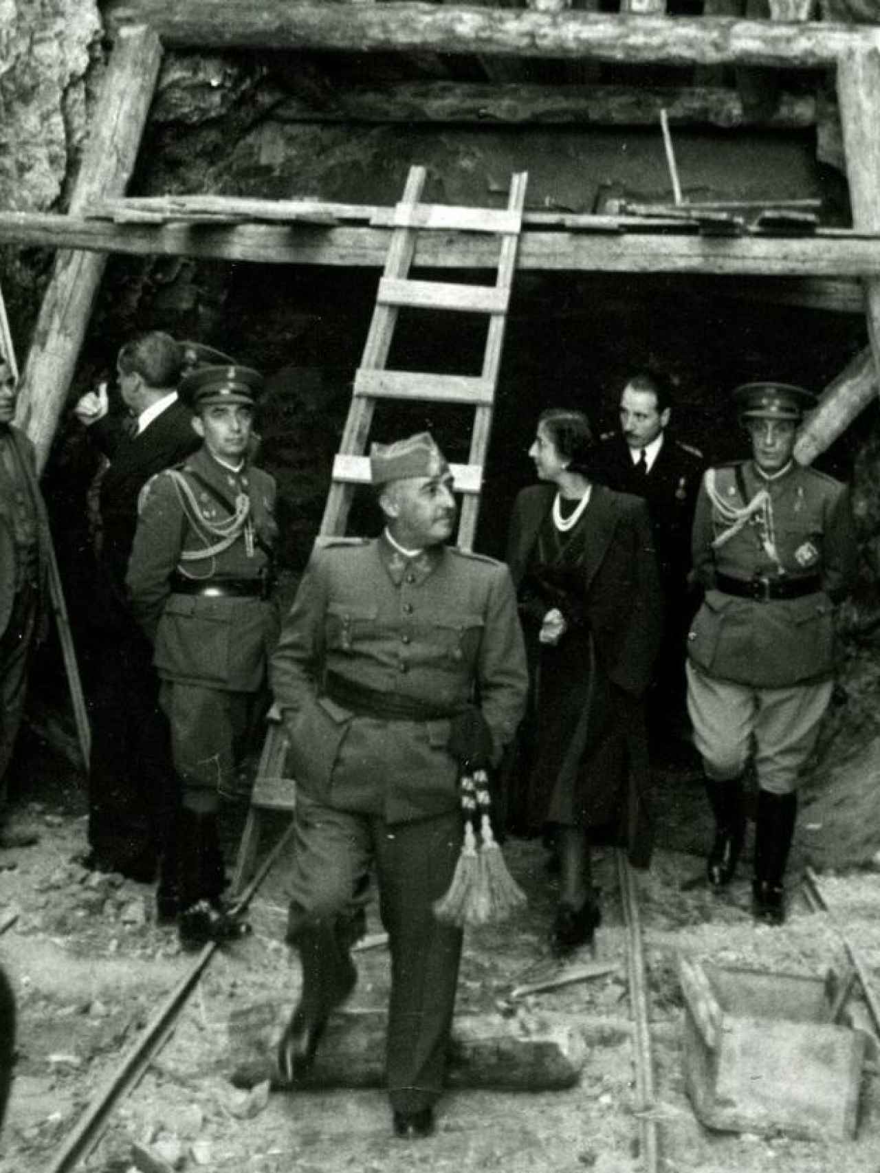 Franco y Carmen Polo visitan las obras de construcción del Valle de los Caídos, en 1940.