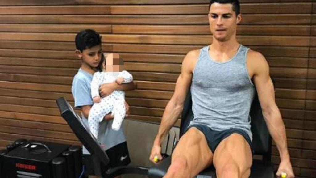Cristiano Jr. sostiene a su hermano pequeño mientras admiran a su padre.