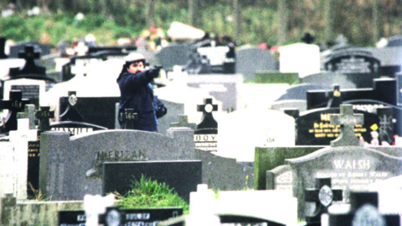 Michael Stone atacando durante el funeral del IRA.