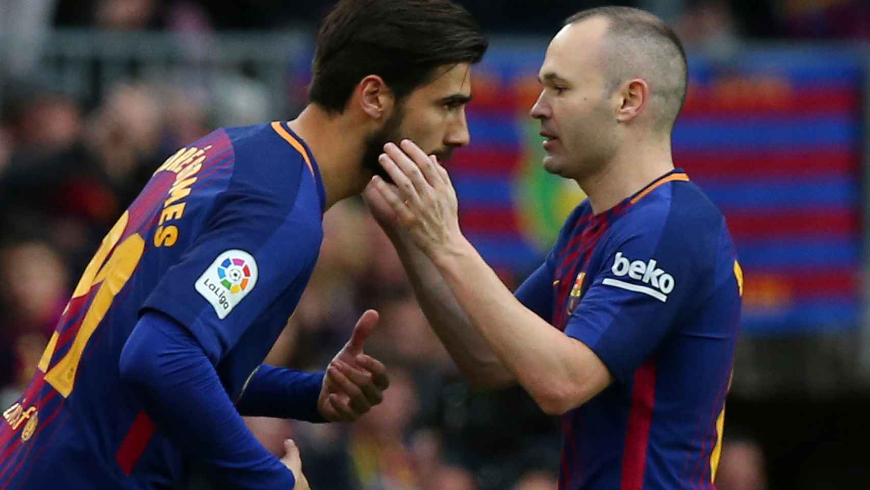 André Gomes sustituye a Iniesta.