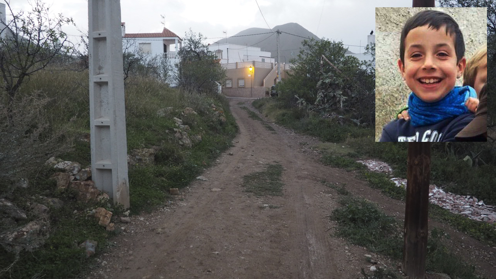 Camino de tierra que conduce hasta el lugar por el que accedió una furgoneta blanca y en donde se le perdió el rastro a Gabriel Cruz, de ocho años.