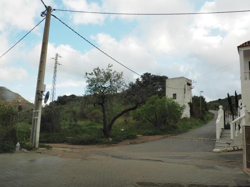 Por esta calle en dirección al carril de tierra que hay junto al poste de luz giró la furgoneta que vieron dos vecinos de Las Hortichuelas, donde desapareció el menor.