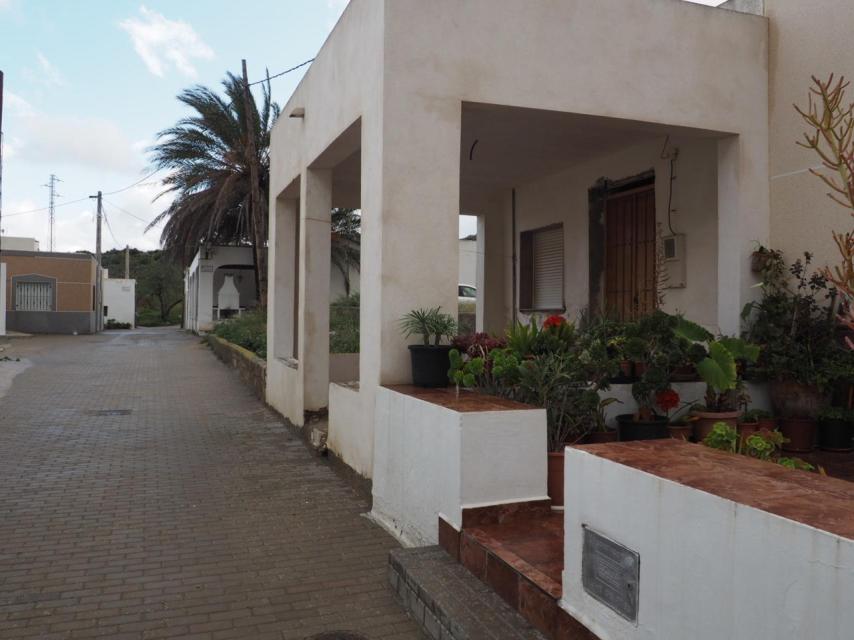 Entrada de la vivienda de Manuel. Alrededor de 50 metros separan su casa de la esquina por la que vio girar a la furgoneta y adentrarse en el carril de tierra por el que caminaba Gabriel Cruz.