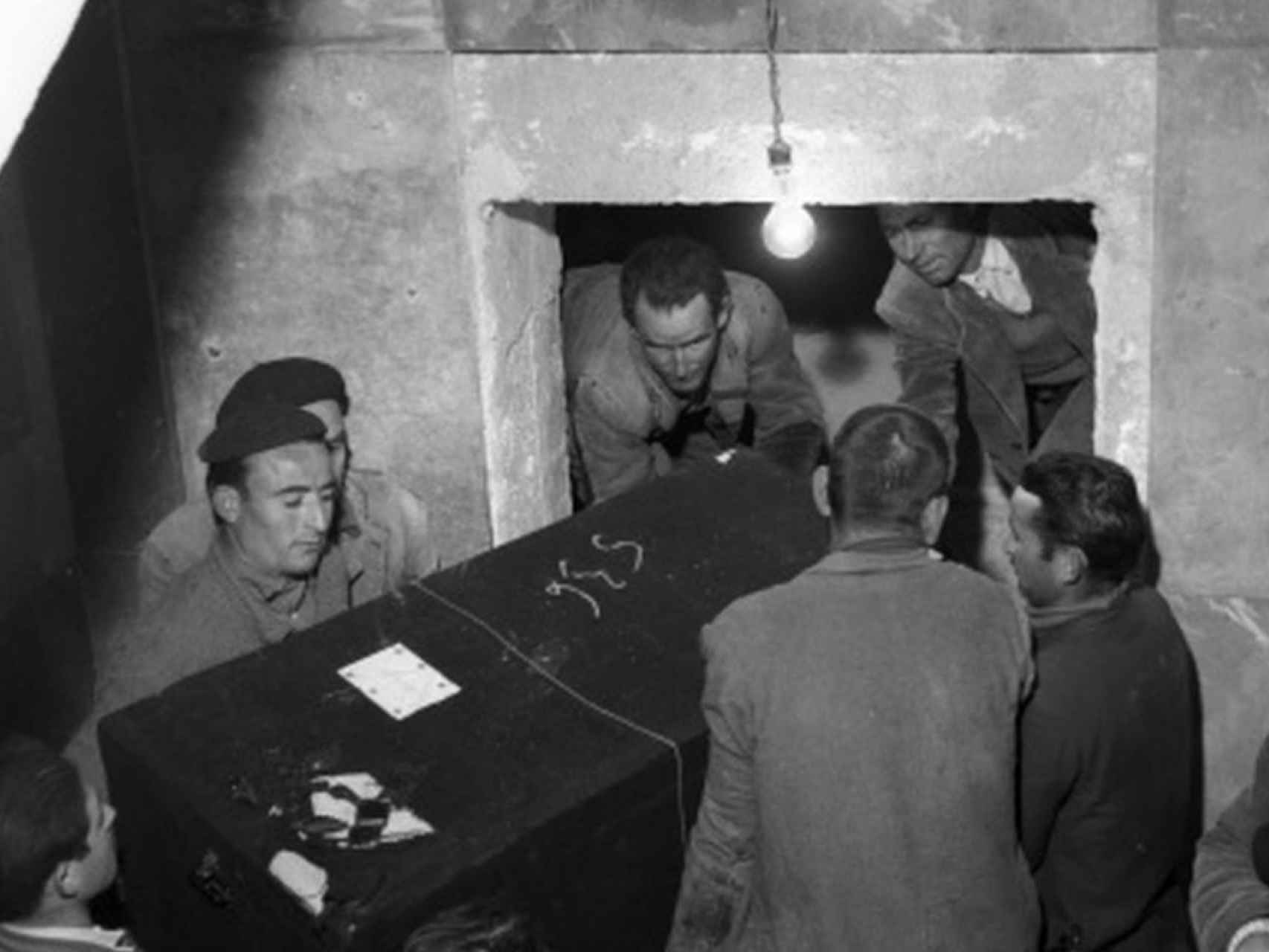 Una foto de archivo durante los ingresos de los columbarios en una cripta del Valle.