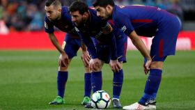 Jordi Alba, Messi y Suárez hablan antes de tirar una falta.