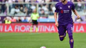 Davide Astori, en un partido con la Fiorentina.