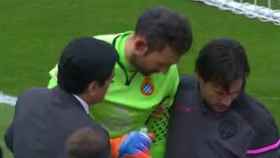 Diego López es atendido tras sufrir un golpe con un rival. Imagen: Twitter (@ElChiringuitoTV)