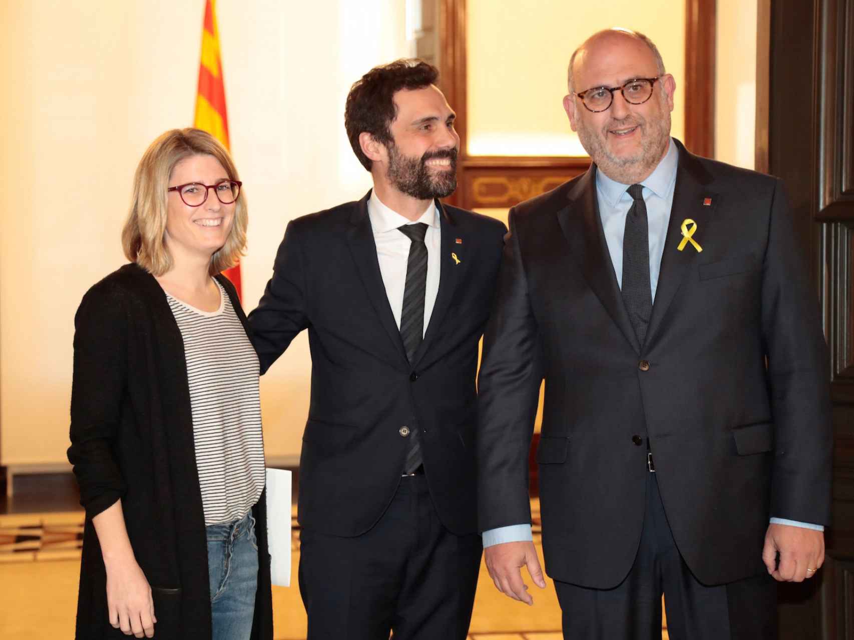 El presidente del Parlament, Roger Torrent, entre Artadi y Pujol, de Junts per Catalunya.