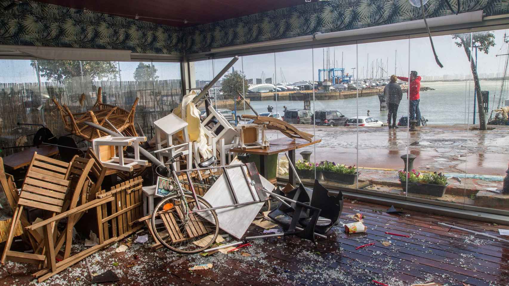 El temporal ha provocado grandes destrozos en los bares de la ciudad andaluza