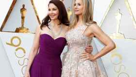 Mira Sorvino (d) y Ashley Judd en la alfombra roja.