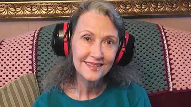 Kathy McCain, con los auriculares que lleva siempre.