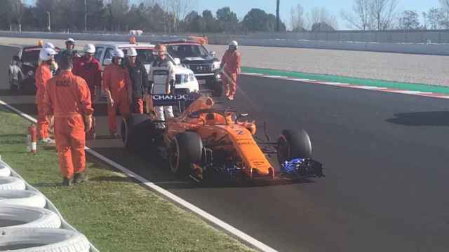 El McLaren de Vandoorne se queda parado.