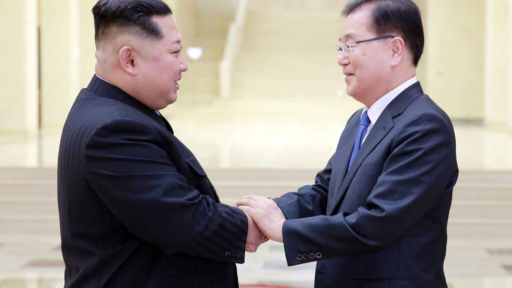 Kim Jong-un saluda a Chung Eui-yong, jefe de la oficina presidencial surcoreana de Seguridad Nacional.