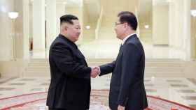 Kim Jong Un dándose la mano con Chung Eui-yong.