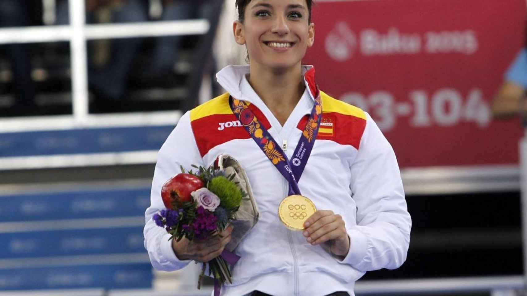 Sandra Sánchez recibe la medalla de oro.