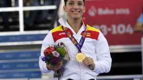 Sandra Sánchez recibe la medalla de oro.