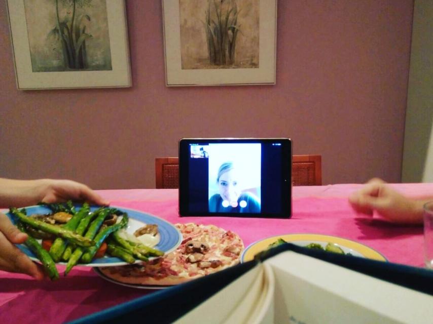 Cuando Noelia no está en casa, cena igualmente con su familia a través de videollamada.