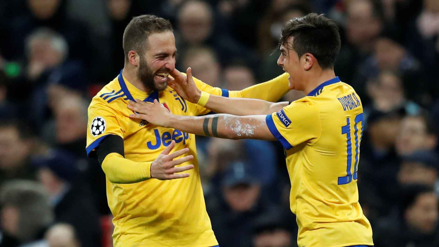 Higuaín y Dybala se abrazan en un gol de la Juventus al Tottenham.