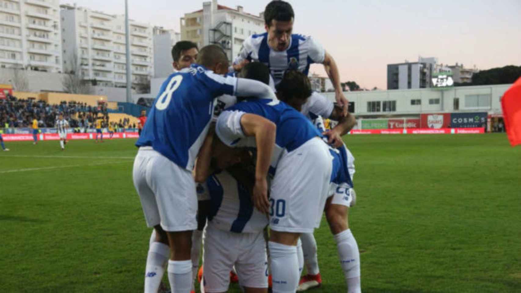 Los jugadores del Oporto celebran un gol en el partido ante el Estoril ahora investigado.