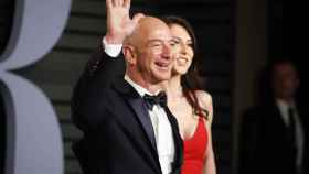 Jeff Bezos, junto a su mujer MacKenzie, a su llegada a la fiesta 'Vanity Fair' de los Oscar.