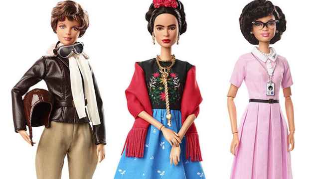 Barbies inspiradas en Amelia Earhart, Frida Kahlo y Katherine Johnson.