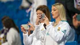 Dos madridistas, fotografiando a los jugadores. Foto: Pedro Rodríguez / El Bernabéu