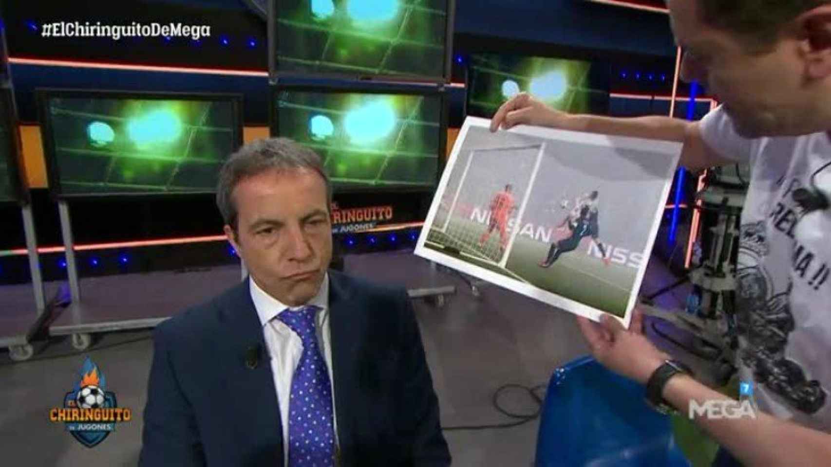 Tomás Roncero le regala a Cristóbal Soria un marco con el gol de Cristiano al PSG. Foto: Twitter (@elchiringuitotv)